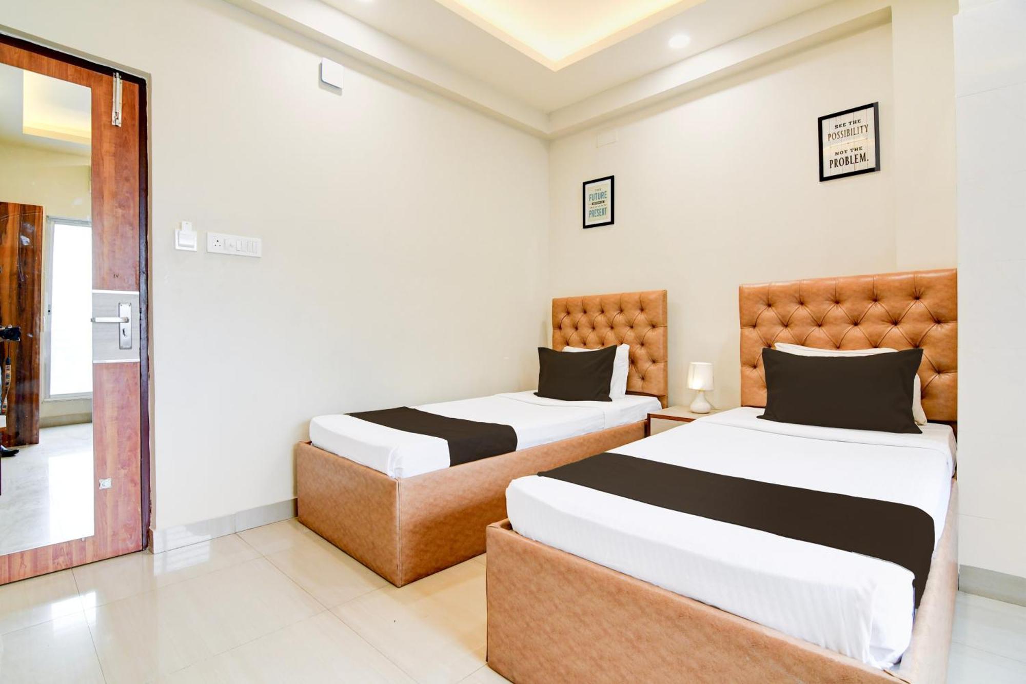 Super Townhouse Kaikhali Near Airport Otel Kalküta Dış mekan fotoğraf