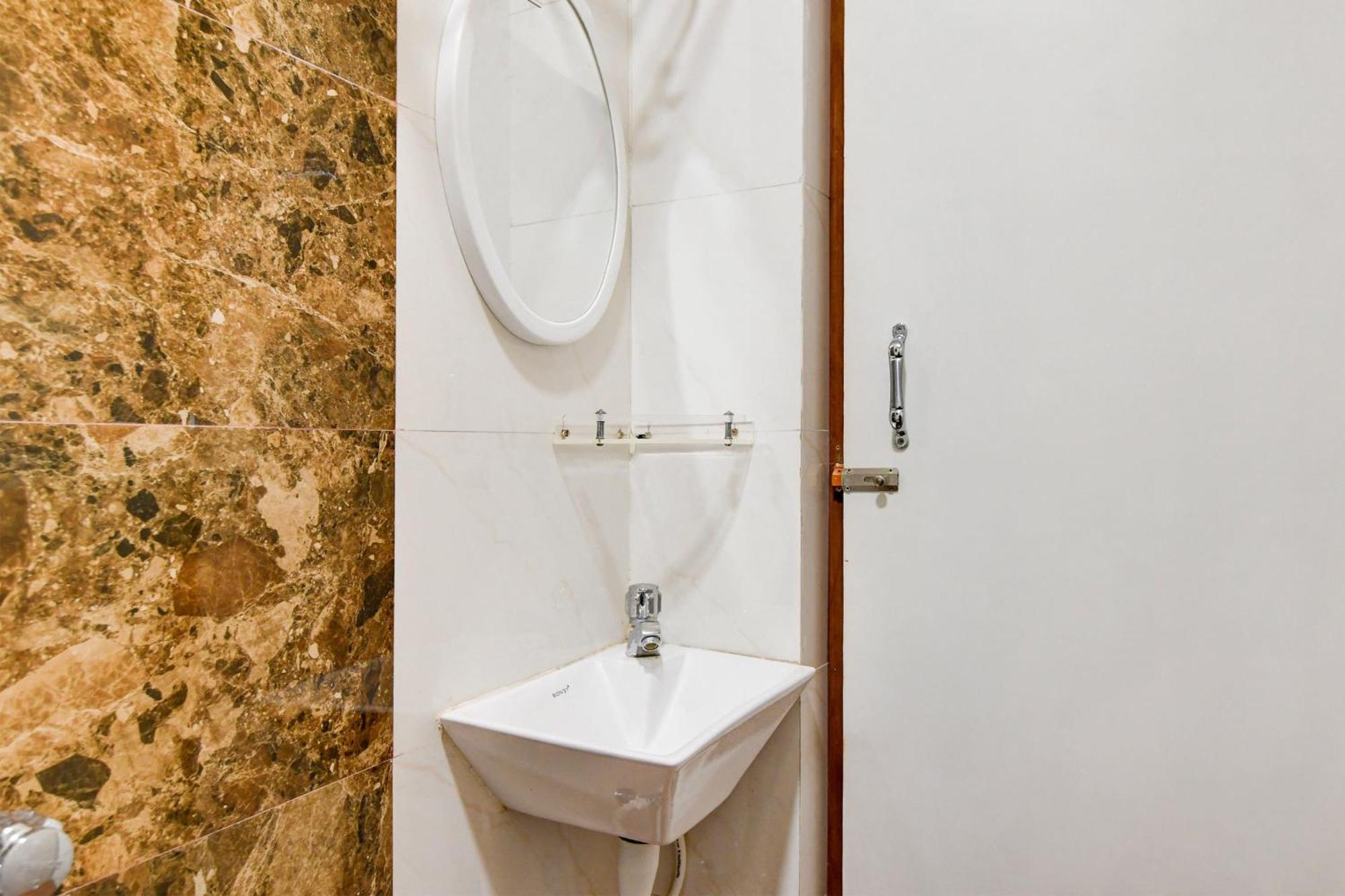 Super Townhouse Kaikhali Near Airport Otel Kalküta Dış mekan fotoğraf