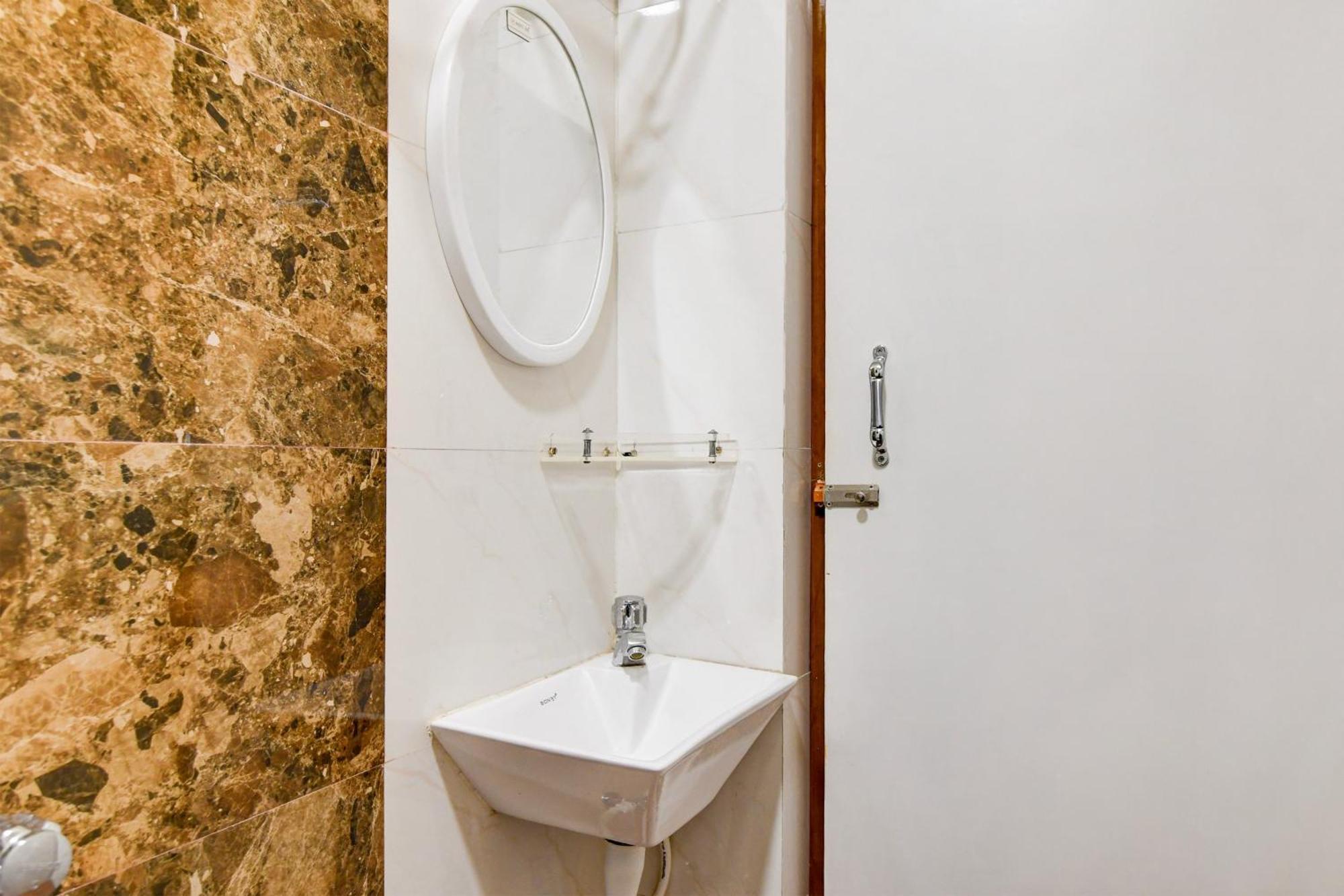 Super Townhouse Kaikhali Near Airport Otel Kalküta Dış mekan fotoğraf