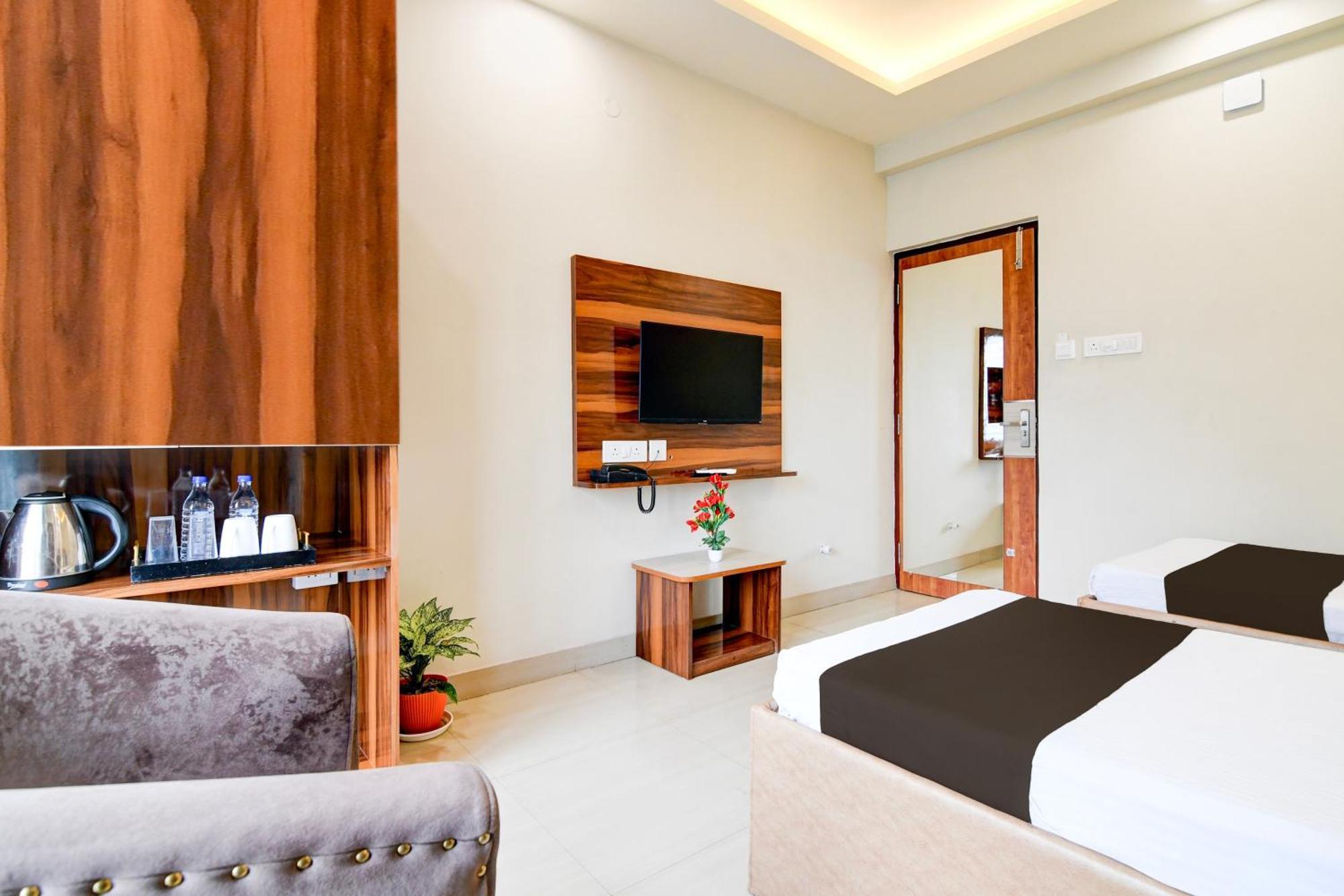 Super Townhouse Kaikhali Near Airport Otel Kalküta Dış mekan fotoğraf