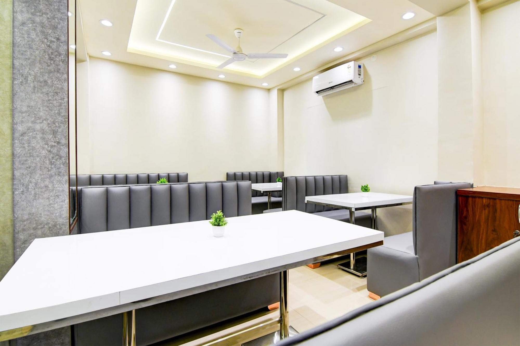 Super Townhouse Kaikhali Near Airport Otel Kalküta Dış mekan fotoğraf
