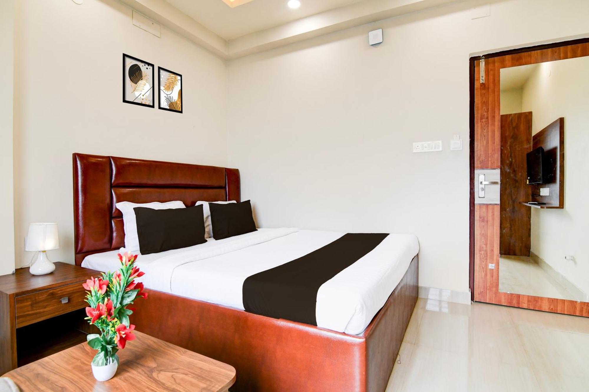 Super Townhouse Kaikhali Near Airport Otel Kalküta Dış mekan fotoğraf