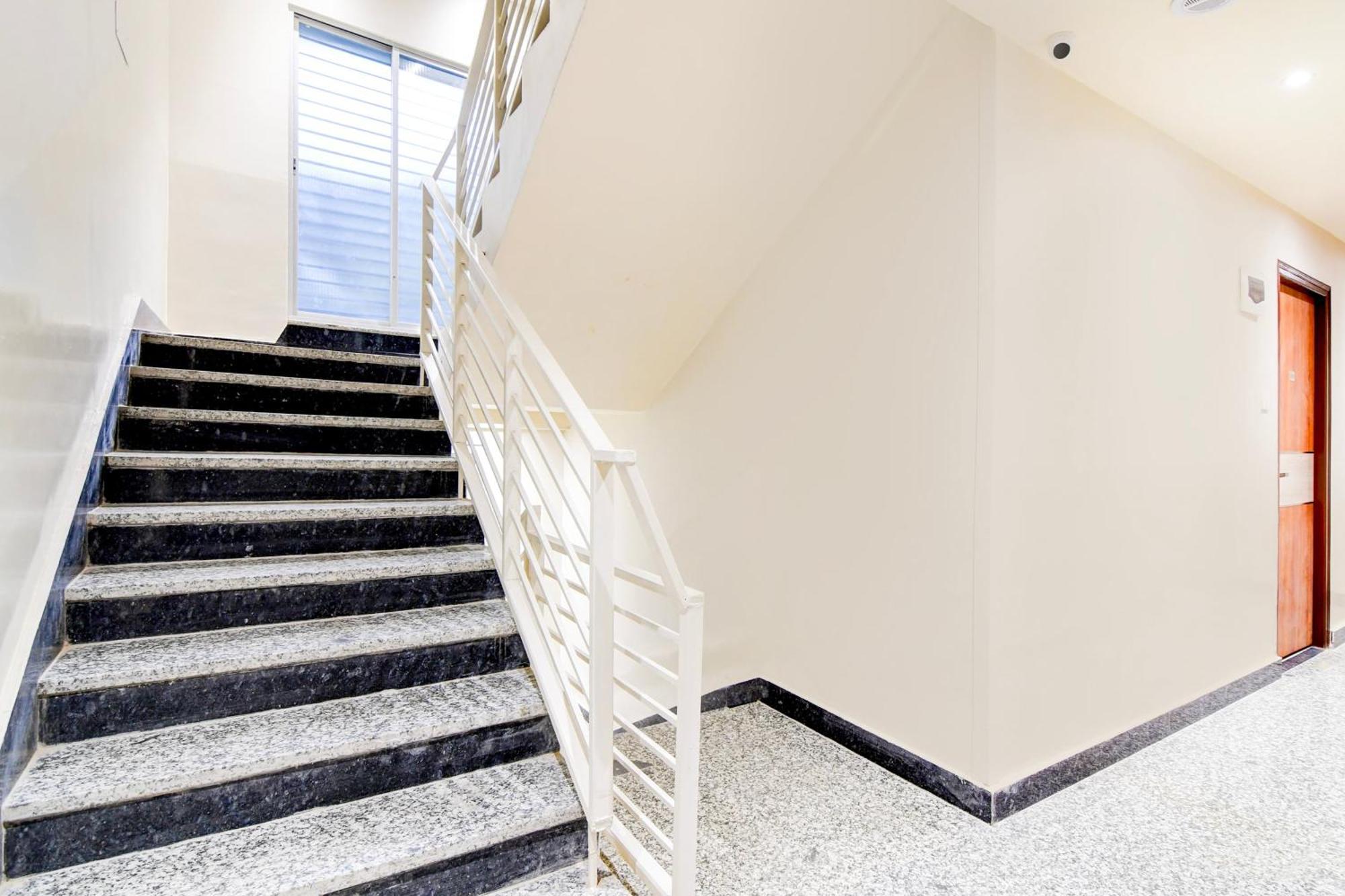 Super Townhouse Kaikhali Near Airport Otel Kalküta Dış mekan fotoğraf