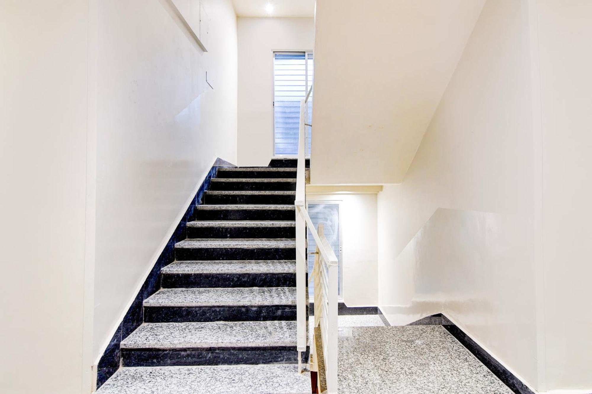 Super Townhouse Kaikhali Near Airport Otel Kalküta Dış mekan fotoğraf