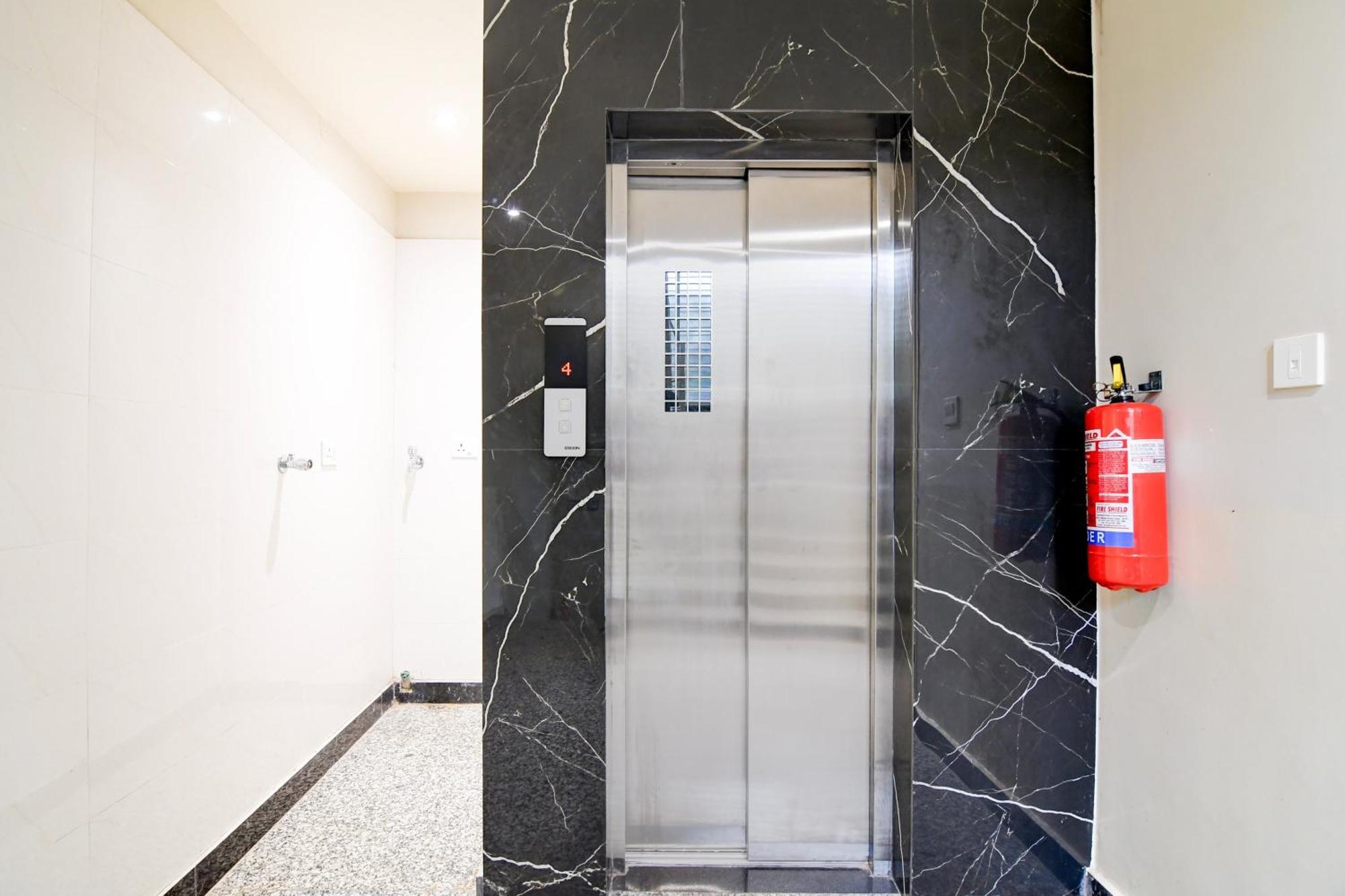 Super Townhouse Kaikhali Near Airport Otel Kalküta Dış mekan fotoğraf