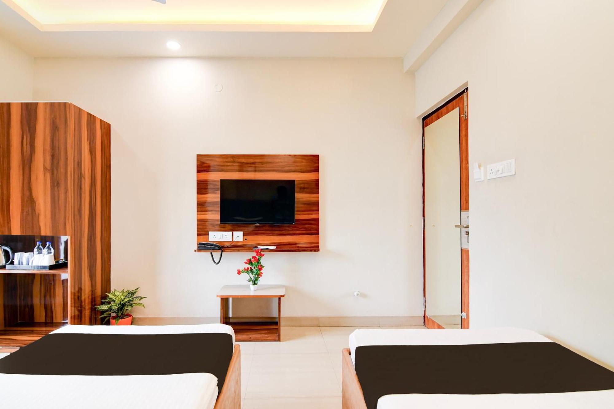 Super Townhouse Kaikhali Near Airport Otel Kalküta Dış mekan fotoğraf