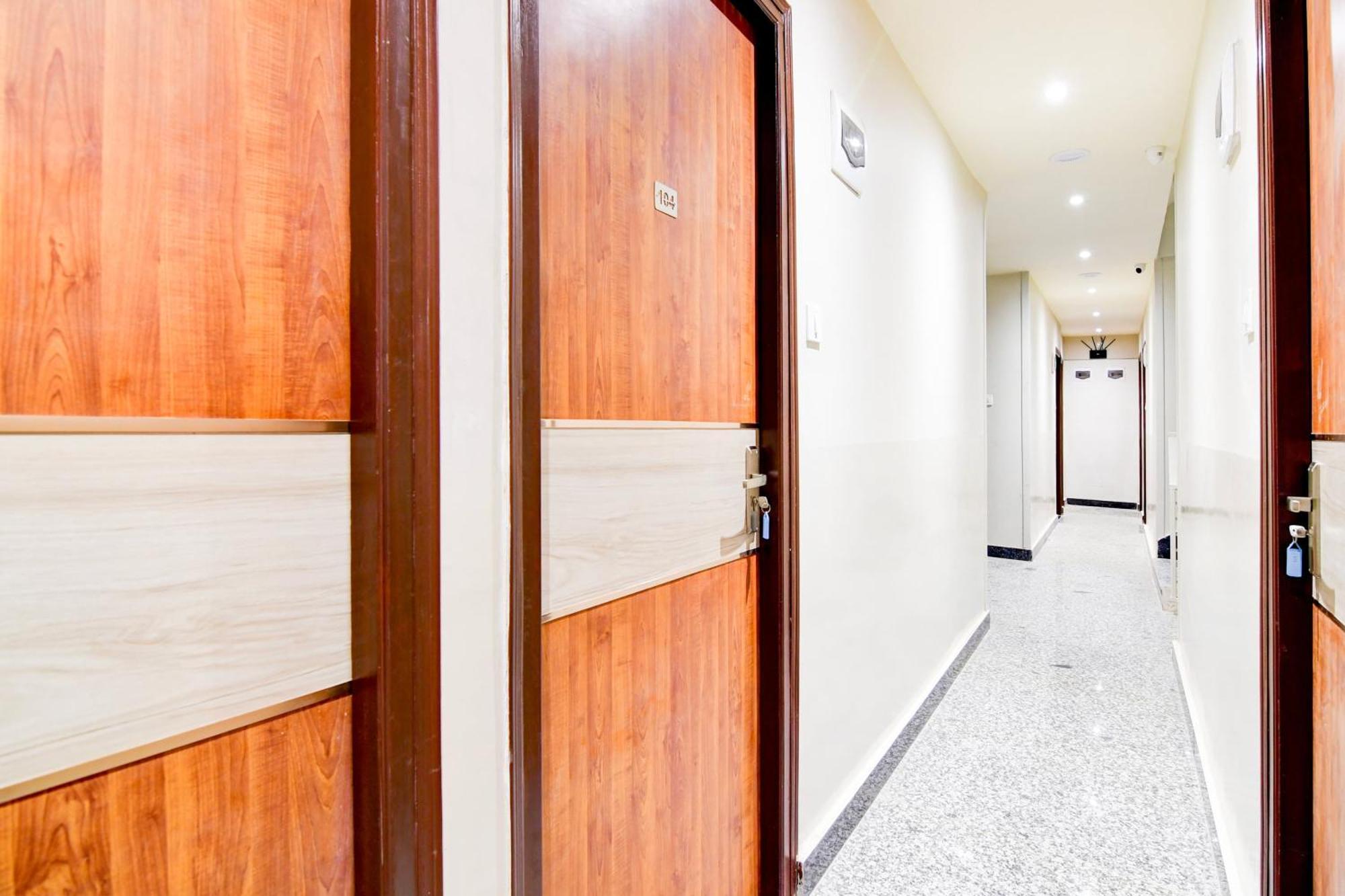 Super Townhouse Kaikhali Near Airport Otel Kalküta Dış mekan fotoğraf
